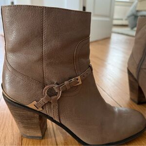 Vince Camuto SZ 9 Ankle Boots